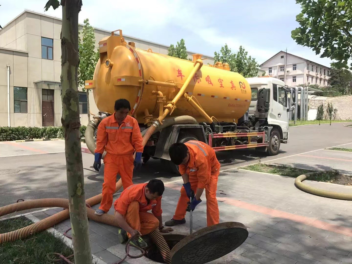 临西管道疏通车停在窨井附近